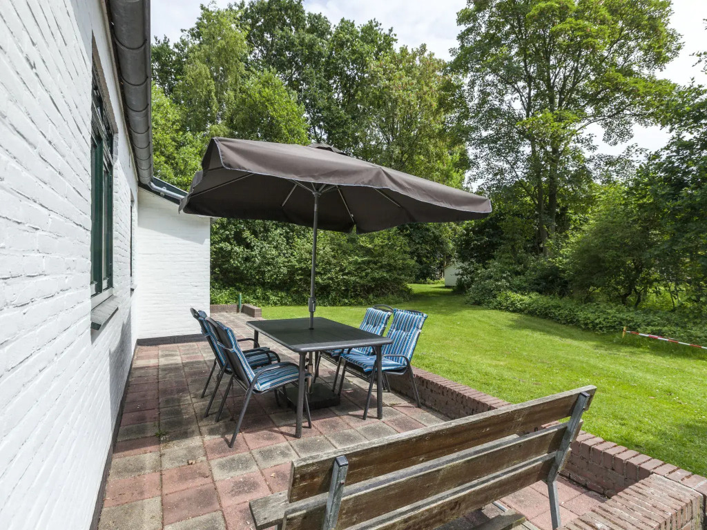 Appealing holiday home in Vrouwenpolder with garden