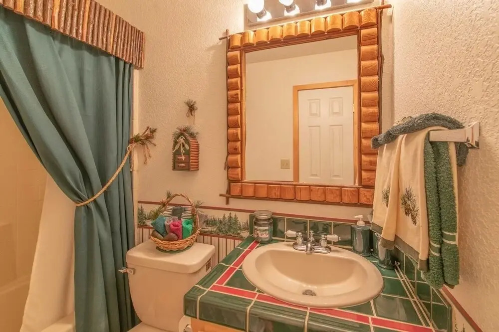 Cabin 3 - Knotty Pine And Forest Views Await At This Traditional Mountain Home. 2 Bedroom Home