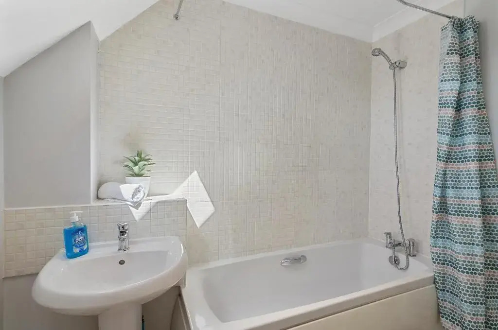 Central Townhouse with Free 2 space Parking, fast 50Mbps Wifi and Netflix, also Full Kitchen Washer and dryer with Balcony