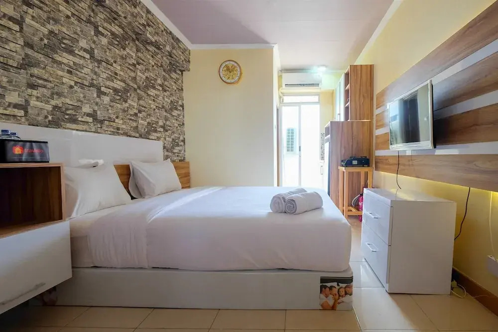 Minimalist and Comfy Studio at Pluit Sea View Apartment By Travelio