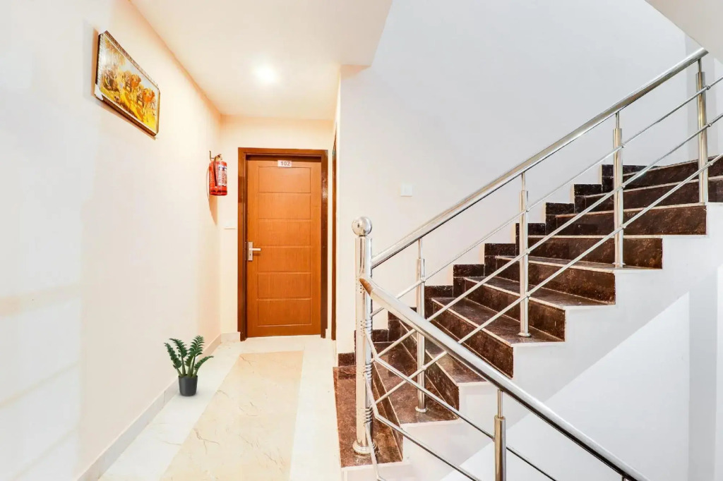 Super OYO 92578 HOTEL LA PLAZO