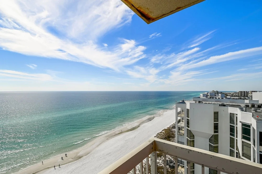 Pelican Beach 1811 1 Bedroom Condo by RedAwning