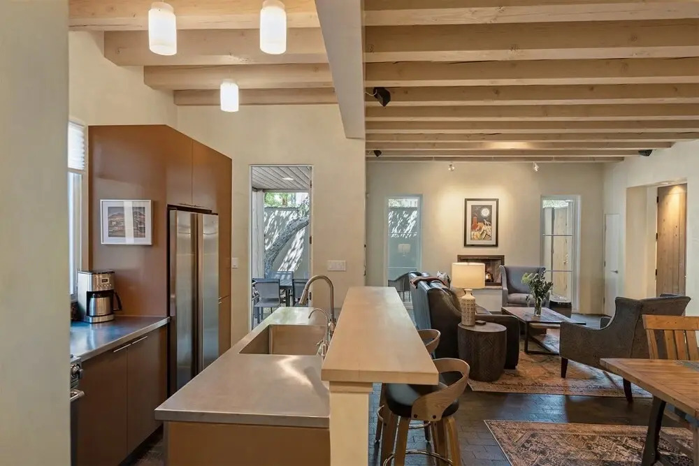 Stone's Throw - Unbeatable Location, Lovely Modern Interior