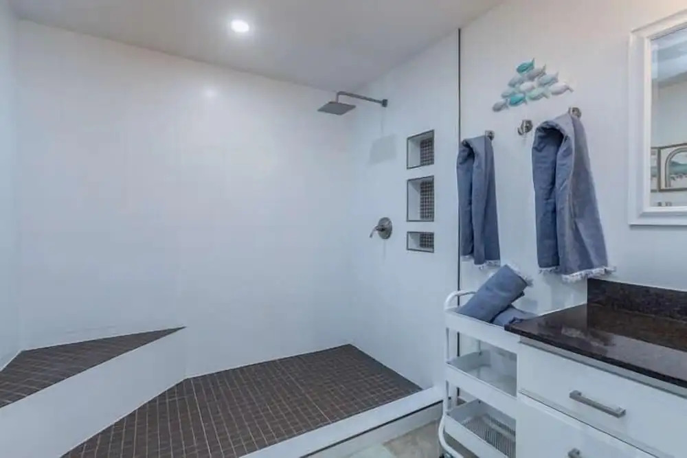 Emmalani 423 1 Bedroom Condo by RedAwning