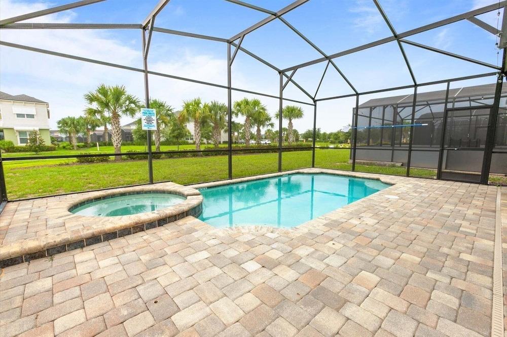 Spacious 6-bedroom Home With Private Pool & Spa in Solara Resort Just 7 Miles to Disney!
