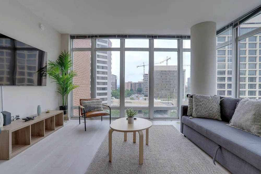 Wonderful 2BR Condo at Crystal City