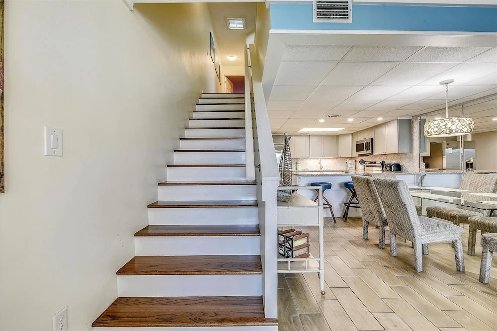 Sugar Beach A6-Lovely 4 bedroom 3 bath Condo. Sleeps 11. Free Beach Chairs 2021! 4 Condo by RedAwning