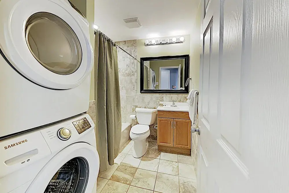 New Listing! Chic Nautical Getaway 300 To Beach 3 Bedroom Condo