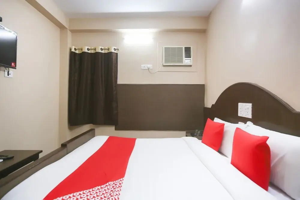 OYO 61379 Golden Cafe Boarding & Lodging