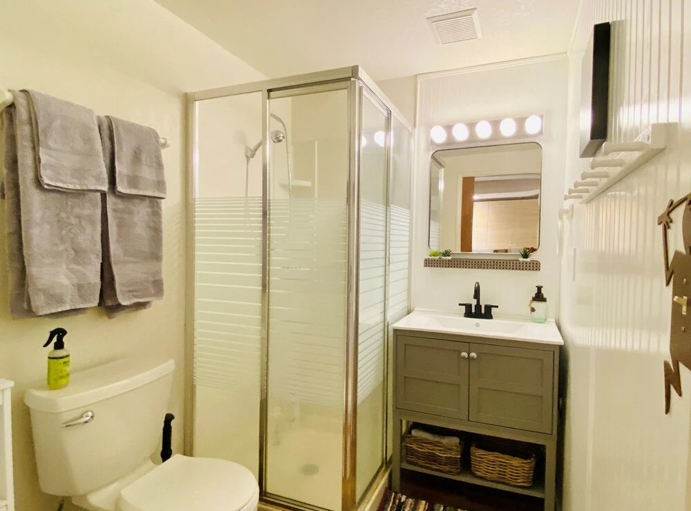 Lilac Cabin Family-friendly Highspeed Wi-fi 3 Bedroom Home by RedAwning