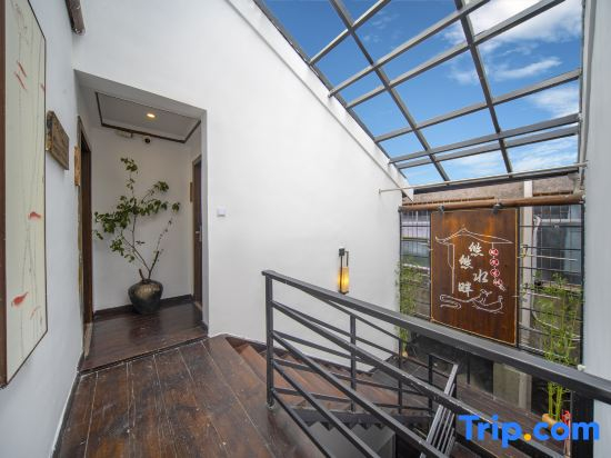 Longqi, Phoenix, waterfront, high end B & B