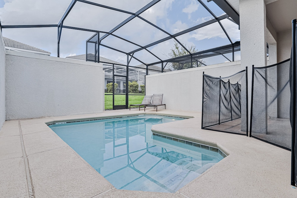 Modern Townhome With Private Pool, hot Tub, Central AC, and Private Washer/dryer