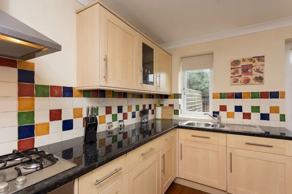 2 Bedroom House Near Wapping Station