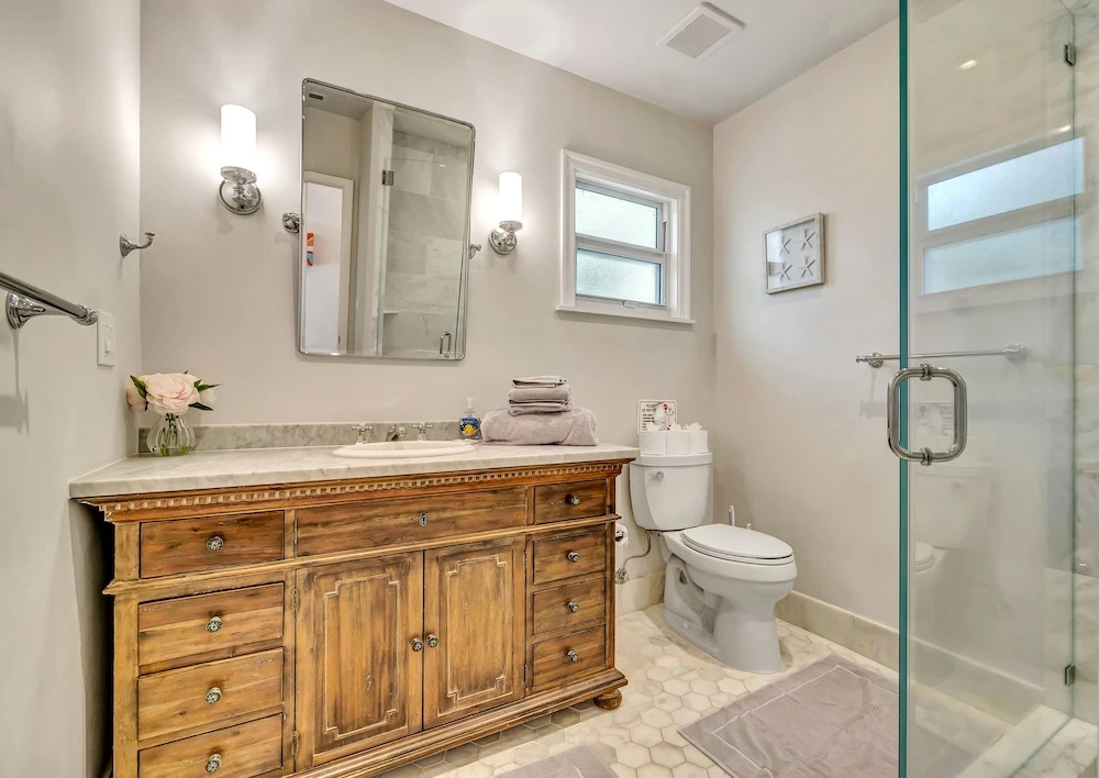 Victoria Park Oasis with Heated Pool and More