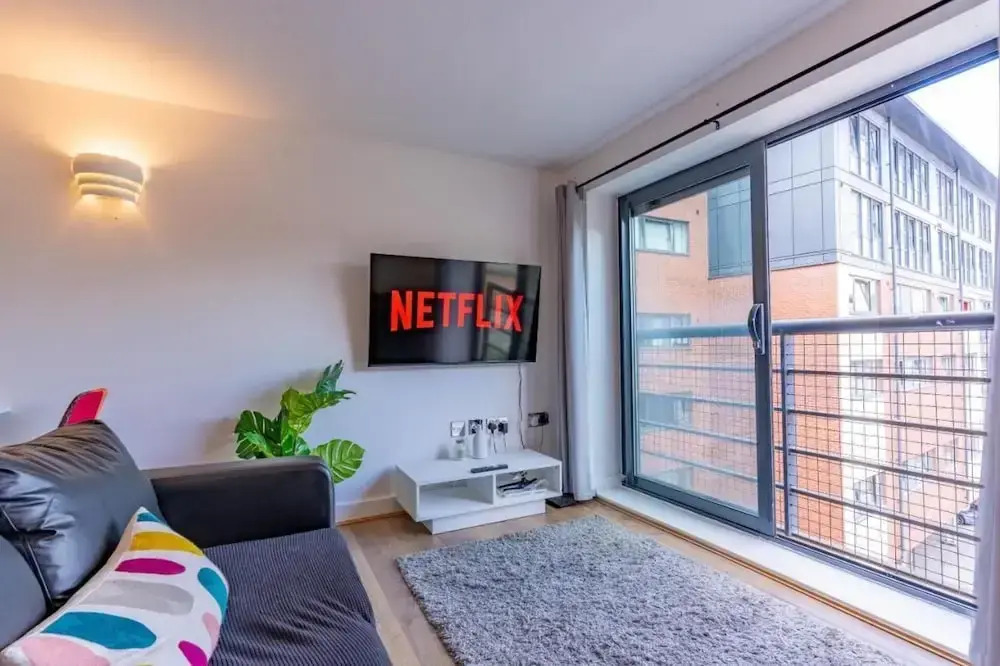 2br-sleeps6-wifi-smarttv-o2academy-ws87