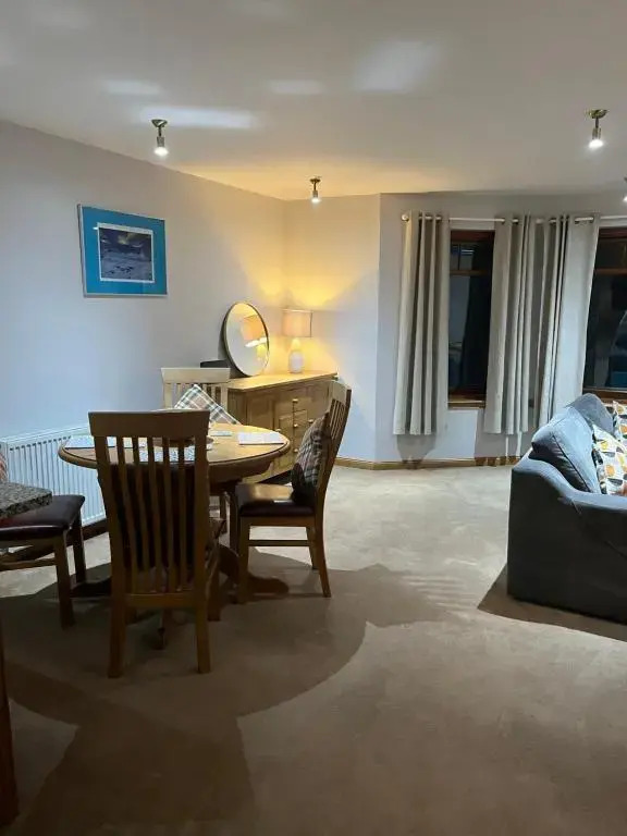 6 Canalside Apartments
