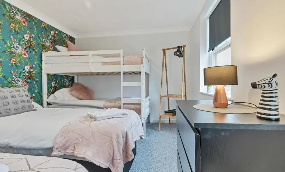 Seabright Townhouse- Super Stylish House- Parking for one Car- Sleeps up to 12