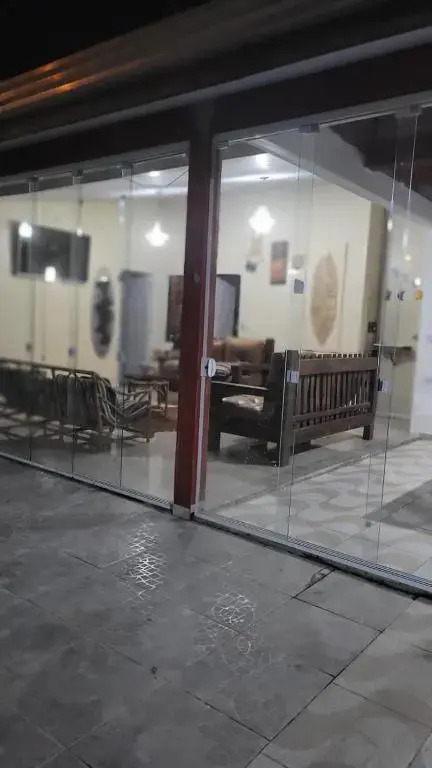 Lá casa de Cristal, Casa com piscina matinhos