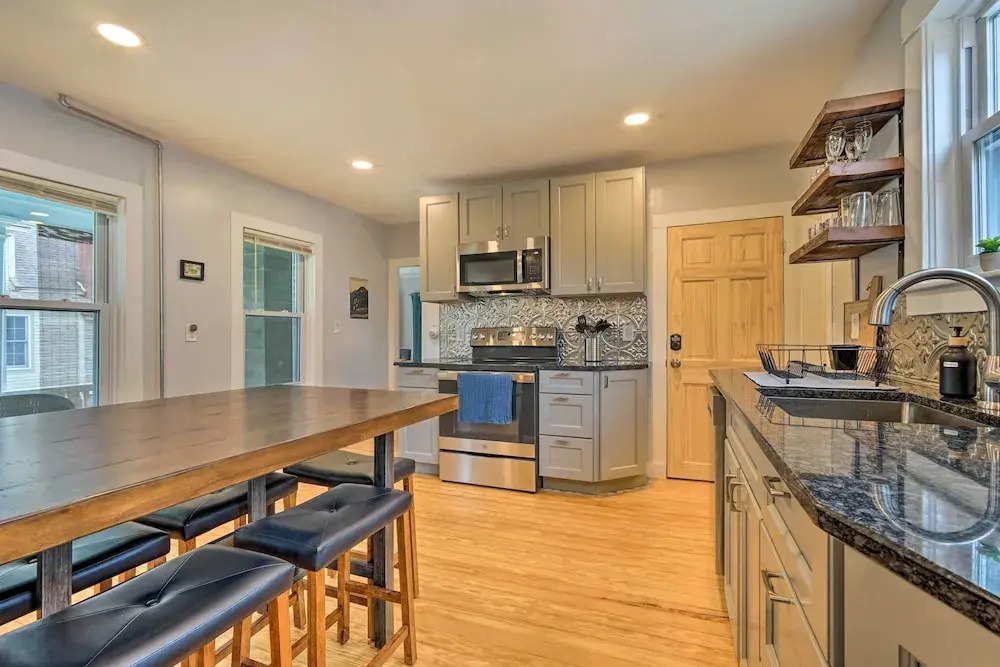 Updated Vintage Apartment < 1/2 Mi to Main St