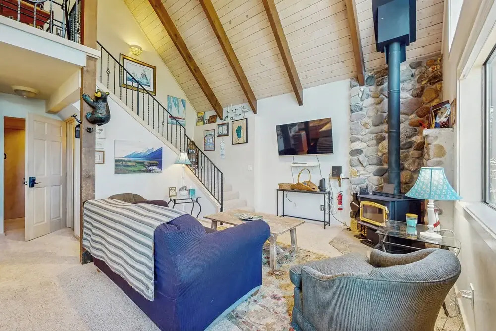 2BR Dog-friendly Cabin w/ Lake Views