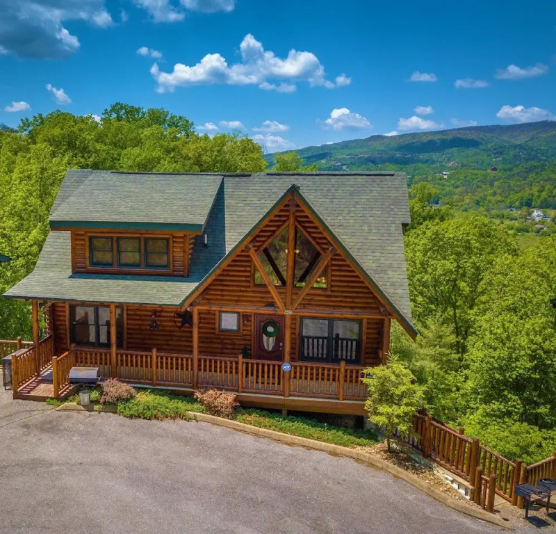 Knockin' On Heaven's Door - 5 Br cabin by RedAwning