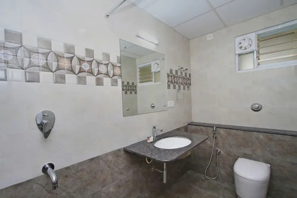 OYO 10379 Hotel Varcity Sapphire