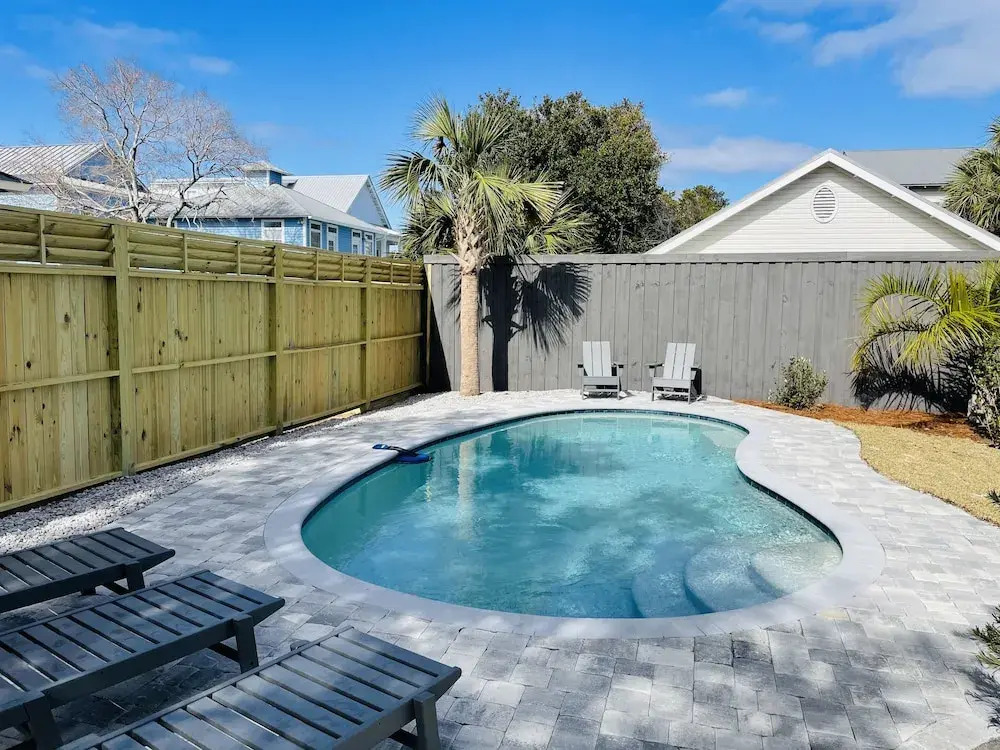 Magnolia Charms by Avantstay 2 Mins TO Beach Pet Friendly, BBQ & Balcony Views!