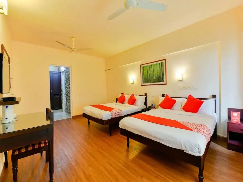 OYO 16663 Plaza Suites Hotel