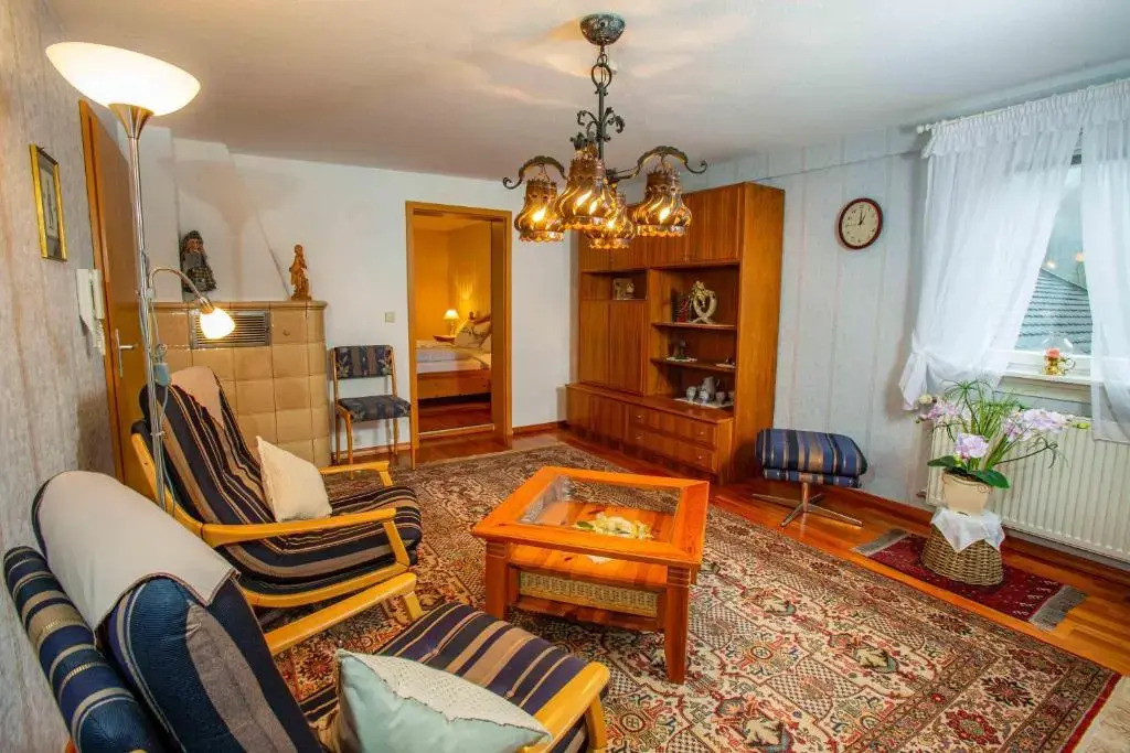 Ferienwohnung-Im-Kelterhaus-Wohnung-Blauer-Salon