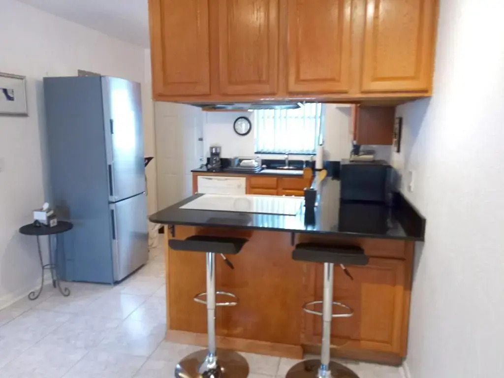 Private designer 8 room art getaway 2 Br-2Ba Full Kitchen Barbecue Patio 2min to beach