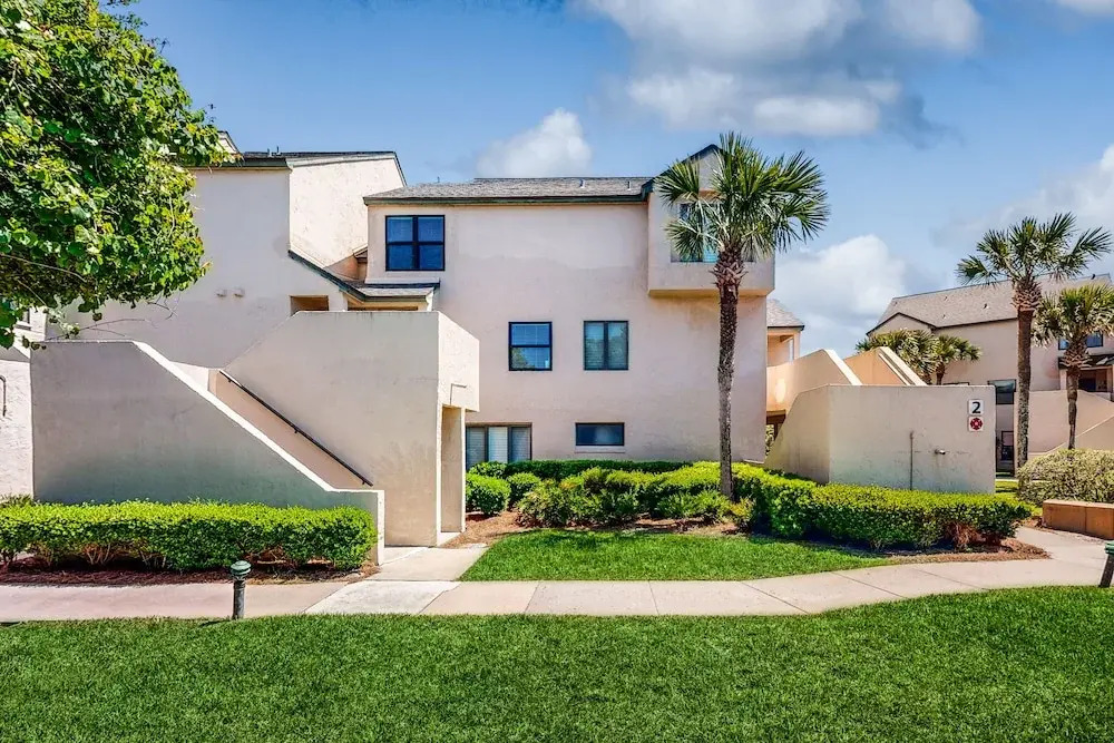 Lovely oceanfront townhouse in Summer Beach Village w/Shared Pool, Central AC
