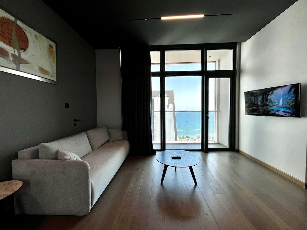 128 LIM - 2001 Stay Only Tower Suite