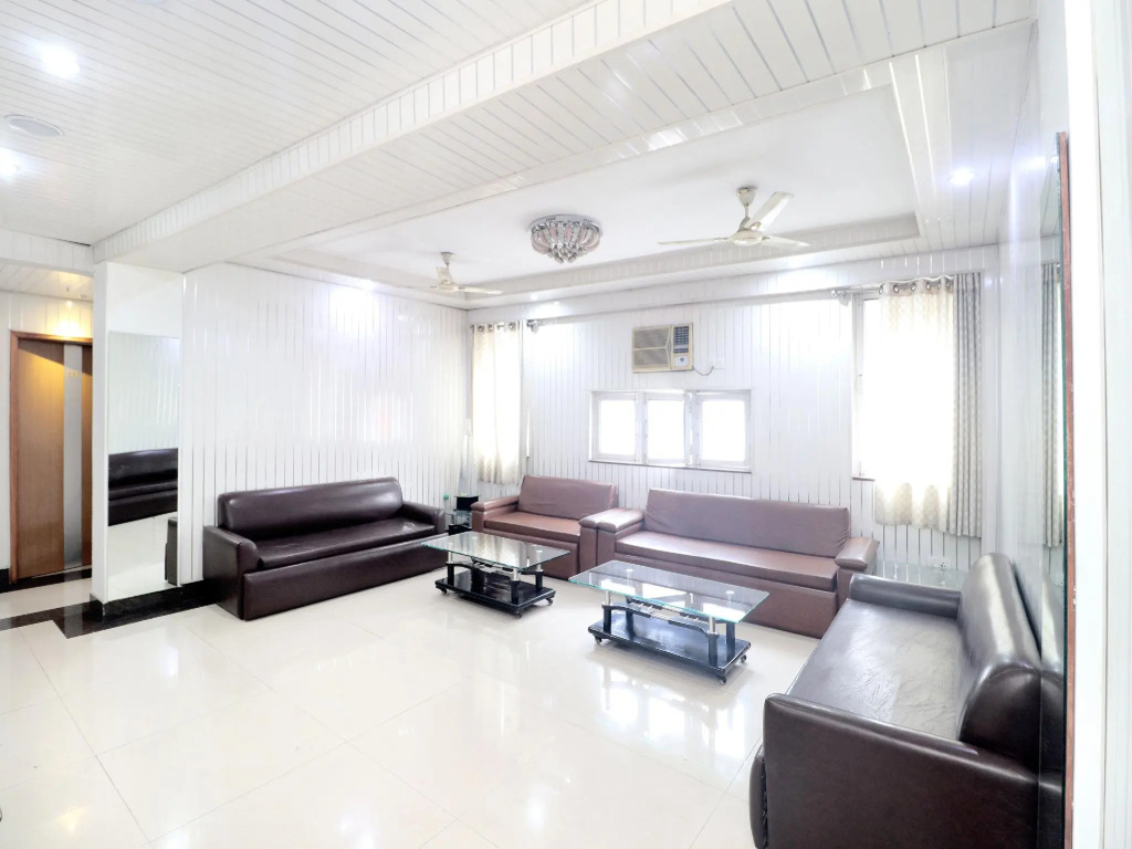 OYO 14533 Hotel Mohan
