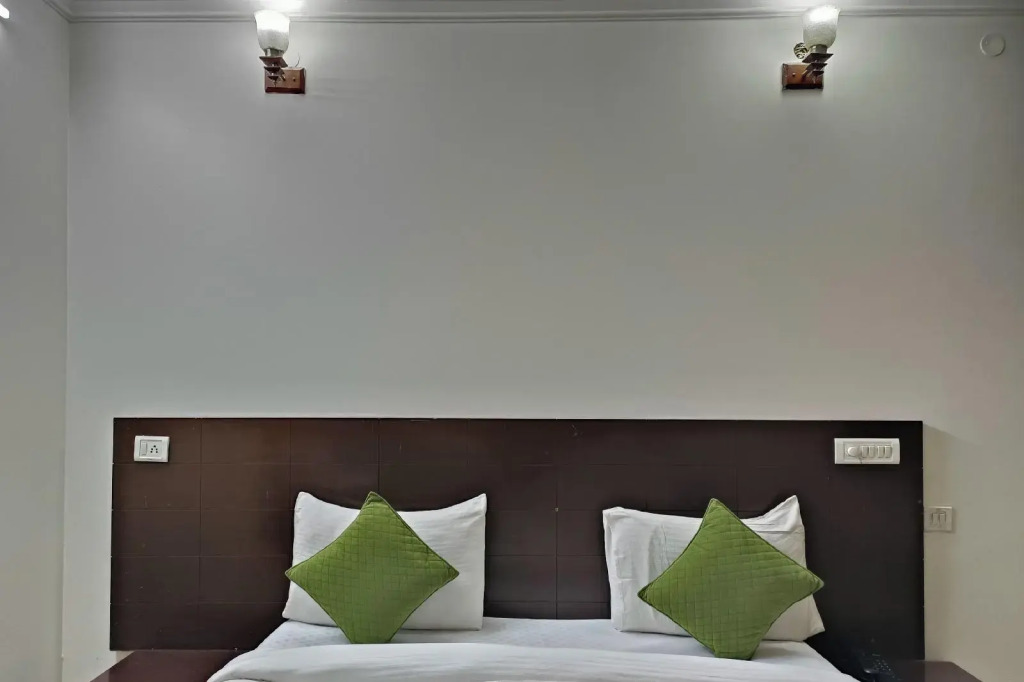 Hotel The INFINTY NEAR DELHI AIRPORT Breakfast,Dinner Include