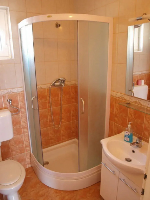 Holiday house More - garden shower: Vinisce, Riviera Trogir