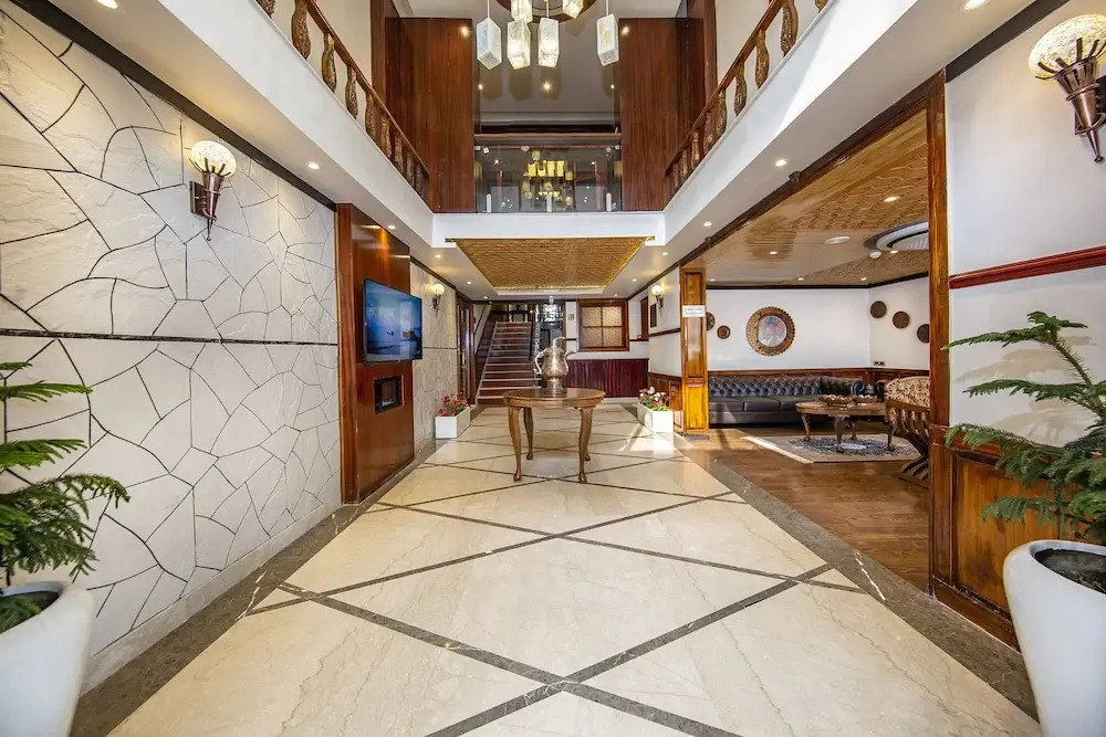 Apple Orchard Resort & Spa - Overlooking Zabarwan Mountain