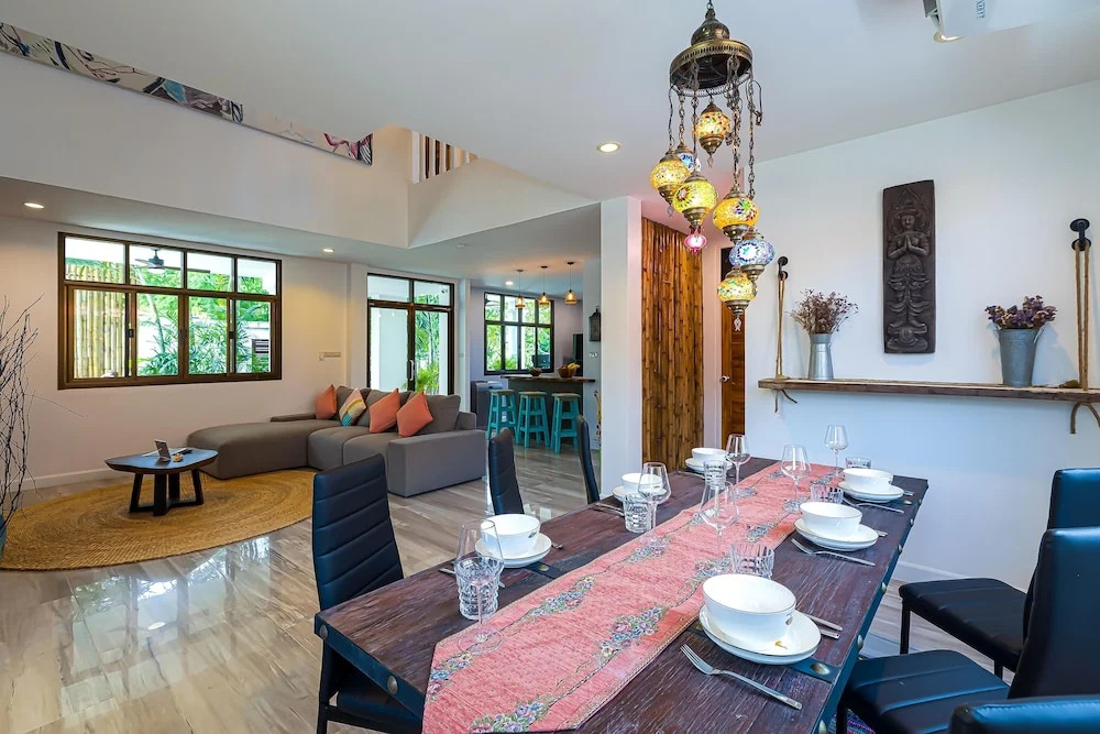 Pool villa  4 BR walking to Beach HV