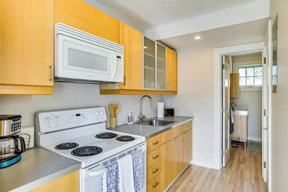 Walk to Coast! Convenient Cottage in Dtwn Madison