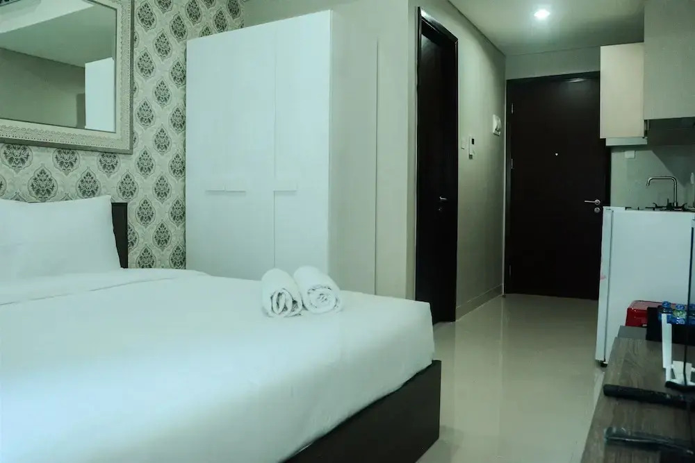 Modern City View Studio Apartment at Puri Mansion By Travelio