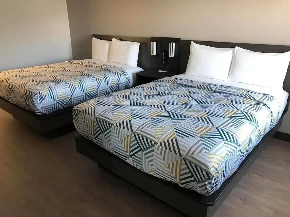 Econo Lodge Inn & Suites