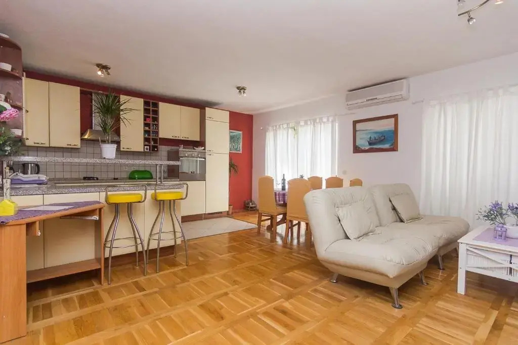 Apartment and room Marin Makarska