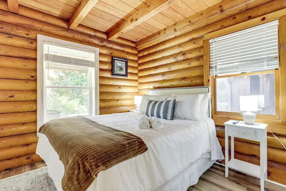 Pet-friendly Gatlinburg Cabin w/ Hot Tub!