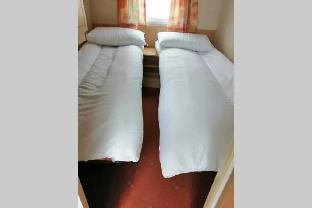 Beachside, Family-friendly, WiFi, 8 berth Caravan 133