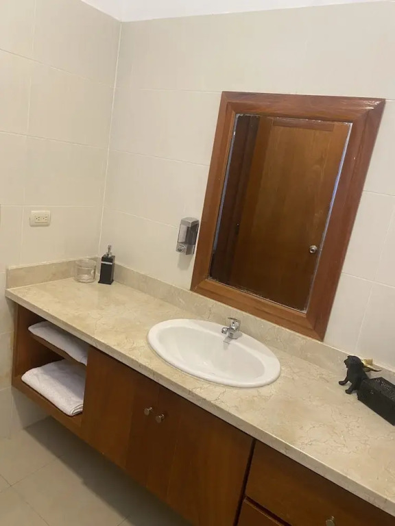 2 Minutes Walk to Beach Huge 3 bdrm Condo with Pool