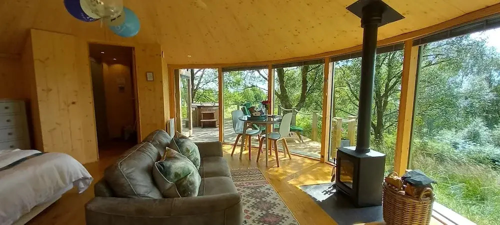 Luxury and Peaceful 1-bed Roundhouse With Hot Tub