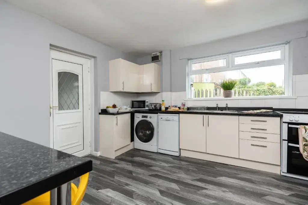 TAYLOR HOUSE contractors welcome OFF STREET parking for vans