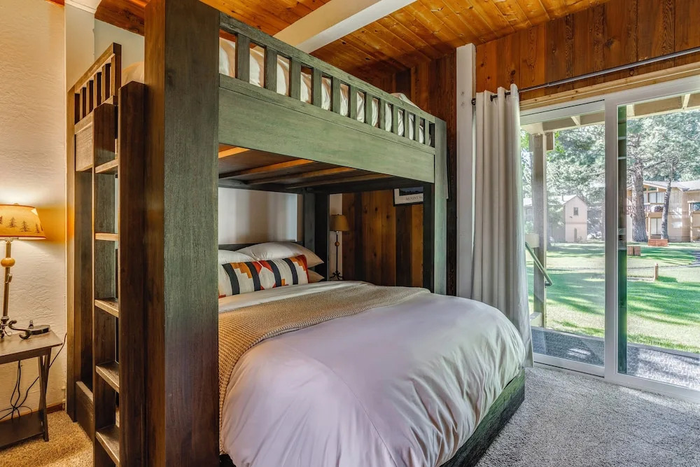 Mammoth Lakes Vacation Rental: 1 Mi to Ski Area!