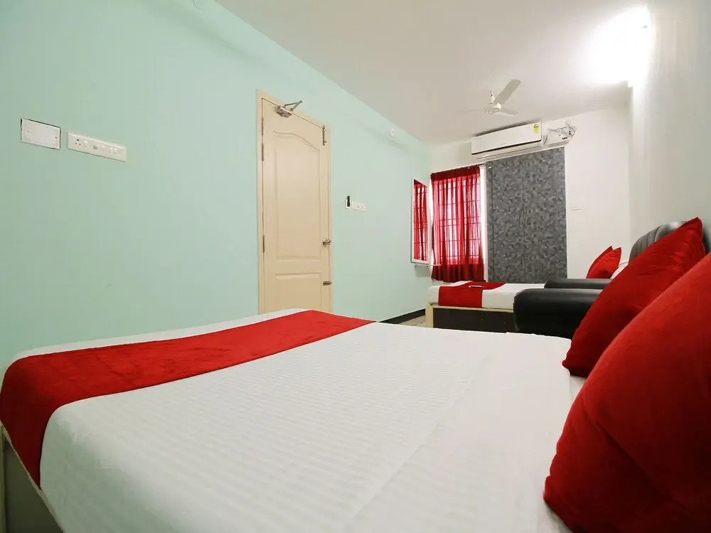 OYO 10835 Hotel Sri Sant