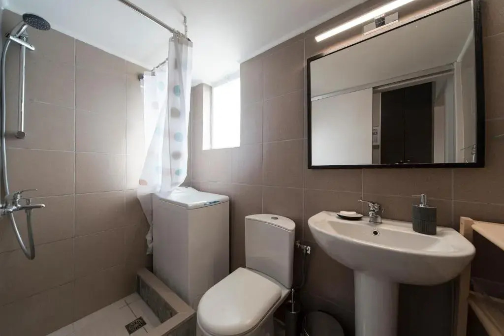 EL GRECO bright, airy penthouse in trendy Petralona