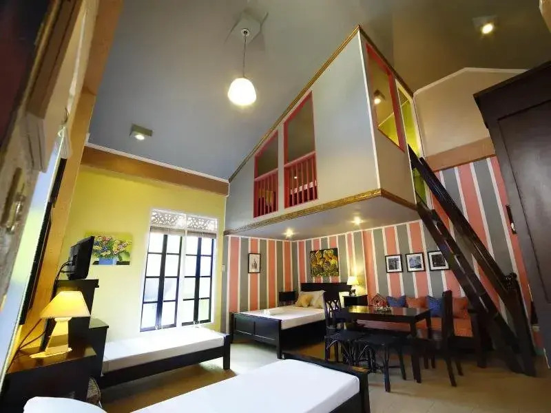 Purple Fountain Inn & Hostel